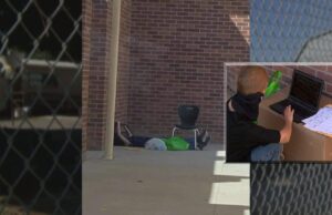 Un copil își face lecțiile pe trotuarul de lângă școala închisă pentru că e prea sărac să aibă internet acasă