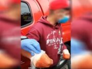 Medicii i-au dat bandajele jos unui cerşetor care cerea bani pretinzând că şi-a pierdut degetele.