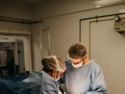 O tânără a murit pentru frumusețe! Nu a supraviețuit operației estetice de mărire a sânilor