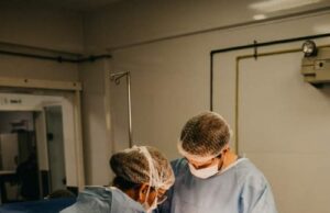 O tânără a murit pentru frumusețe! Nu a supraviețuit operației estetice de mărire a sânilor