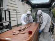 Imaginea groazei la Timişoara. Rudele persoanelor decedate de COVID îşi identifică morţii pe stadion. Cadavrele sunt urcate într-o remorcă de TIR