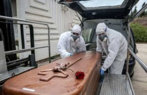 Imaginea groazei la Timişoara. Rudele persoanelor decedate de COVID îşi identifică morţii pe stadion. Cadavrele sunt urcate într-o remorcă de TIR