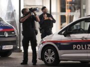 Cinci morți și 15 răniți, după atacul terorist din Viena. Unul dintre agresori, în continuare liber pe străzi.