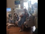 Un bolnav care abia putea să respire le-a cântat la vioară medicilor, în semn de mulţumire, în America