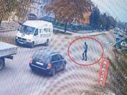 Momentul teribil în care un tânăr este spulberat de un VW Passat și aruncat zeci de metri după impact