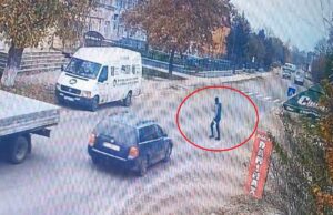 Momentul teribil în care un tânăr este spulberat de un VW Passat și aruncat zeci de metri după impact