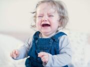 O mamă şi-a opărit până la moarte copilul, o fetiţă de un an şi jumătate, apoi a încercat să pară nevinovată: „Aşa am găsit-o”