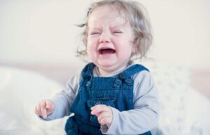 O mamă şi-a opărit până la moarte copilul, o fetiţă de un an şi jumătate, apoi a încercat să pară nevinovată: „Aşa am găsit-o”