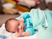 O mamă s-a trezit şi şi-a găsit bebeluşul de aproape o lună mort, între pernele canapelei