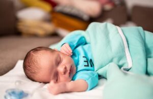 O mamă s-a trezit şi şi-a găsit bebeluşul de aproape o lună mort, între pernele canapelei