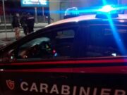 Italian bătut cu o mătură pentru bani și amenințat cu moartea de o româncă de 25 de ani. ”Plătește sau moare”