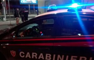 Italian bătut cu o mătură pentru bani și amenințat cu moartea de o româncă de 25 de ani. ”Plătește sau moare”