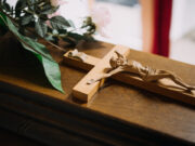 O bătrână, din Bihor, declarată decedată de către un polițist, s-a trezit când pregătirile pentru înmormântare erau în toi