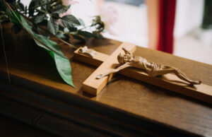 O bătrână, din Bihor, declarată decedată de către un polițist, s-a trezit când pregătirile pentru înmormântare erau în toi