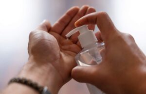 Șapte persoane au murit după ce au băut dezinfectant pentru mâini. Rămăseseră fără alcool în timpul petrecerii