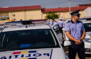 Partidă de amor întreruptă de polițiști, în casa unui om care anunțase un furt! Reacția femeii este de neimaginat