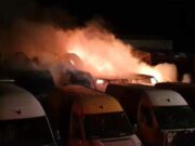 Iad dezlănțuit într-un parc de dezmembrări auto din Buzău. Peste 25 de mașini s-au făcut scrum în urma unui incendiu