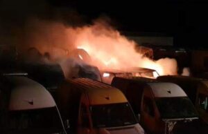 Iad dezlănțuit într-un parc de dezmembrări auto din Buzău. Peste 25 de mașini s-au făcut scrum în urma unui incendiu