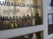 Românii afectaţi de restricţii vor fi repatriaţi din Marea Britanie cu zboruri charter. Decizia Ambasadei Române la Londra