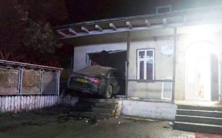 O şoferiţă s-a înfipt cu Audi în sediul primăriei Şcheia din Iaşi. Femeia a „parcat” într-una din încăperi