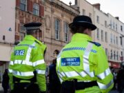 O polițistă a fost desfigurată de un adolescent pe care încerca să-l încătușeze. Băiatul a lovit-o cu pumnul în față