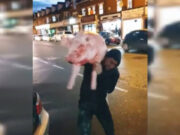 Imagini virale. Trei români au tăiat porcul și au defilat cu el pe străzile Londrei