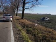 O tânără a pierdut controlul volanului şi s-a răsturnat cu maşina pe câmp, la ieşirea din Focşani