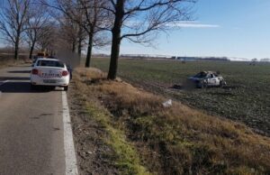 O tânără a pierdut controlul volanului şi s-a răsturnat cu maşina pe câmp, la ieşirea din Focşani