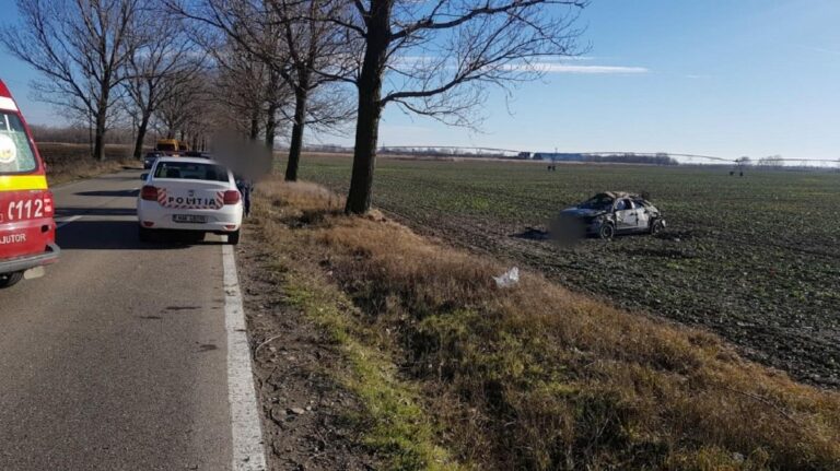 O tânără a pierdut controlul volanului şi s-a răsturnat cu maşina pe câmp, la ieşirea din Focşani