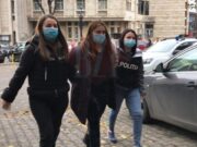 O tânără din Neamț a răpit-o pe amanta soţului, a tuns-o şi a rupt-o cu bătaia