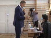 Klaus Iohannis a fost pus să-şi dea masca jos în secţia de votare pentru a fi identificat