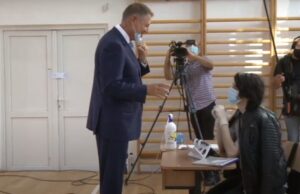 Klaus Iohannis a fost pus să-şi dea masca jos în secţia de votare pentru a fi identificat