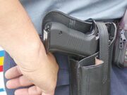 Gorj: Unui polițist i s-a descărcat accidental arma în apropierea unei secții de votare