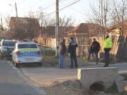 Şi-a înjunghiat soţia după ce a prins-o ca vorbea cu un alt bărbat!