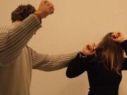 Olteancă bătută de iubitul cu 15 ani mai tânăr!