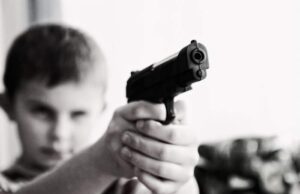 Un bebeluș de doar un an și jumătate și-a împușcat mortal vărul de cinci ani! Copilul se juca cu o armă încărcată