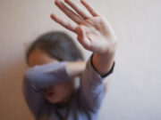 O fetiță de 1 an și 8 luni din Vâlcea a fost bătută crunt de tatăl său