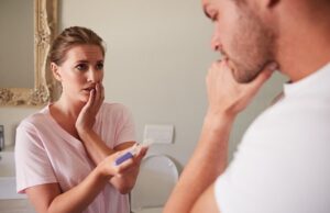 O mamă a trei fete optat pentru sterilet, dar apoi a rămas din nou însărcinată, cu gemeni