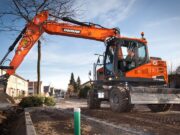 Visul unei tinere, spulberat cu excavatorul. Monica a fost lovită cu lama utilajului chiar în faţa porţii