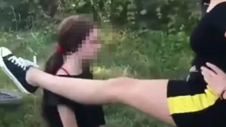 Fata umilită și snopită în bătaie la Târgu Jiu cere daune în instanță: câte 100.000 lei de la fiecare agresoare