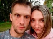 O mamă eroină s-a aruncat în fața unei mașini scăpate de sub control pentru a-și salva fiul și soțul, în Rusia