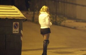 Ce faci când te îndrăgostești de o prostituată: Îi pârăști clienții la neveste!