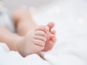 O româncă şi-a vândut copilul pe 15.000 de euro unor tineri francezi. Cazul a făcut înconjurul lumii şi a revoltat pe toată lumea