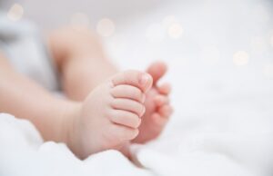 O româncă şi-a vândut copilul pe 15.000 de euro unor tineri francezi. Cazul a făcut înconjurul lumii şi a revoltat pe toată lumea