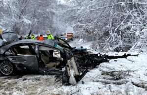 Trei bărbați morți în BMW-ul seria 7 cu volan pe dreapta, care a aruncat un TIR cu butelii de oxigen într-o râpă, pe DN 7