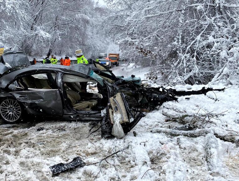 Trei bărbați morți în BMW-ul seria 7 cu volan pe dreapta, care a aruncat un TIR cu butelii de oxigen într-o râpă, pe DN 7