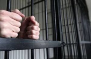 Sfârșit tragic pentru un tânăr de 32 de ani! S-a spânzurat cu un cearceaf în arestul Poliției