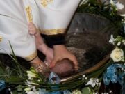 Bebeluşul înecat la botez a murit. Tatăl copilului: „Doctorii au spus că a inhalat 110 ml de apă”