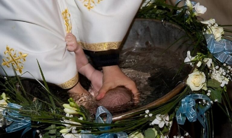 Bebeluşul înecat la botez a murit. Tatăl copilului: „Doctorii au spus că a inhalat 110 ml de apă”