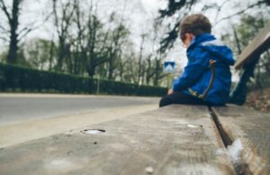 Un elev de clasa a VI-a este bătut până la leșin de mai mulți adolescenți, în Vaslui. Poliția a declanșat o anchetă în acest caz